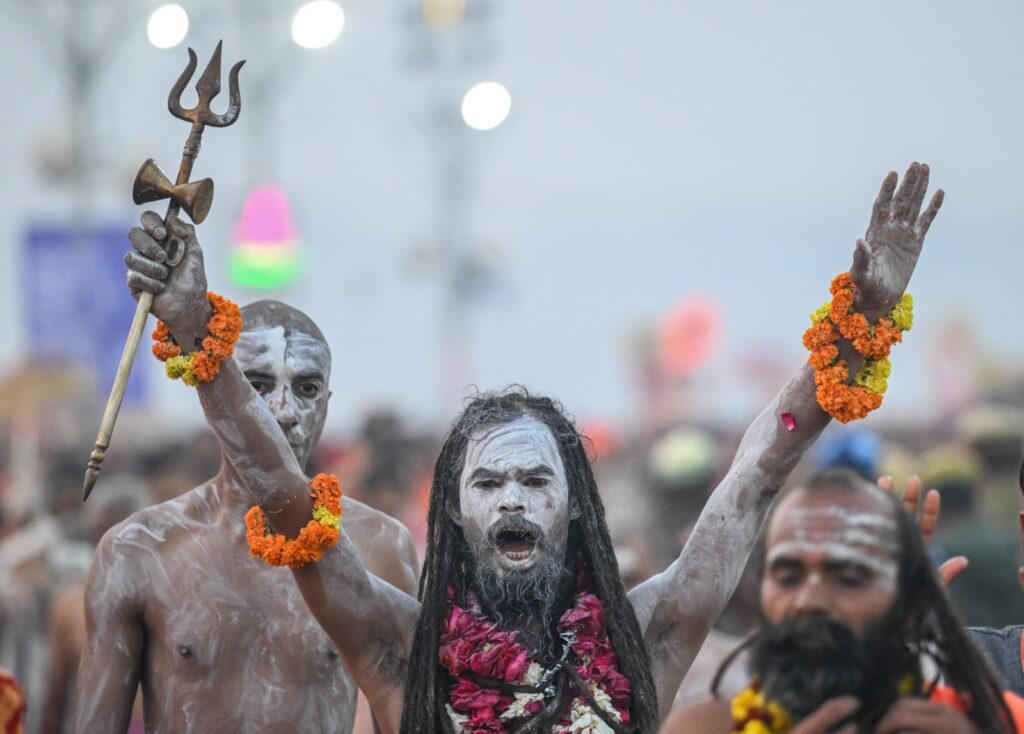 विदेशी भी नागाओ की तरह नजर आये